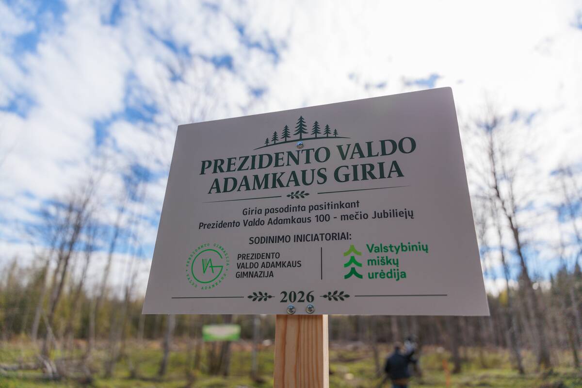 Prezidento Valdo Adamkaus vardo giraitės sodinimas