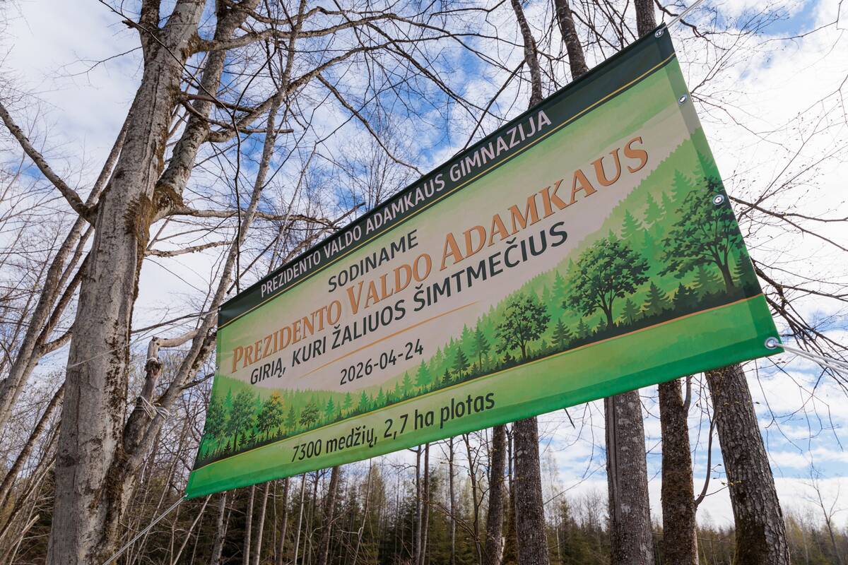 Prezidento Valdo Adamkaus vardo giraitės sodinimas