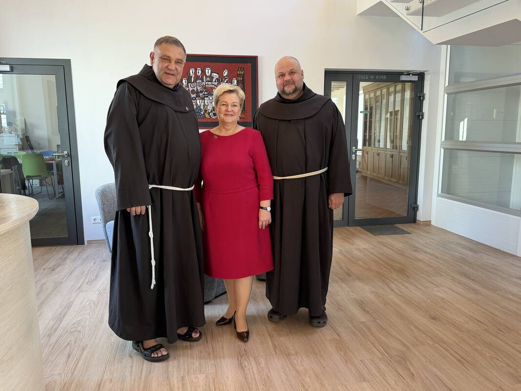 Draugystė: kun. br. Astijus Kungys, doc. dr. D. Martišauskienė ir kun. br. A. Nenėnas įsiamžino svarbią akimirką.
