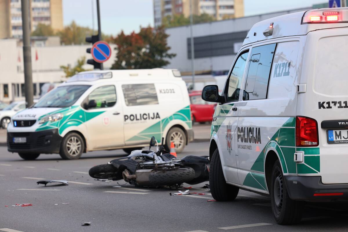 
<span>Girto vairuotojo kelionė baigėsi tik po smūgio į mopedą</span>
