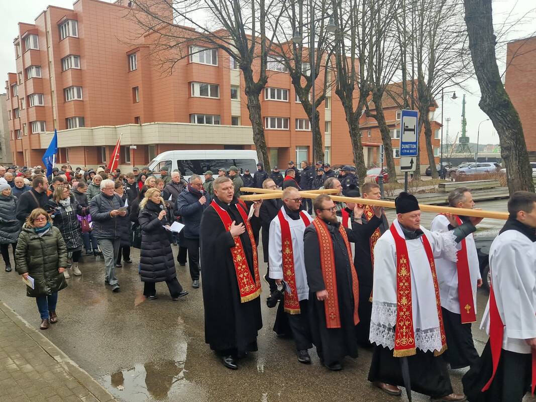 Eisena: klaipėdiečiai jau beveik du dešimtmečius puoselėja tradiciją atkartoti Kristaus nueitą Kančios kelią.