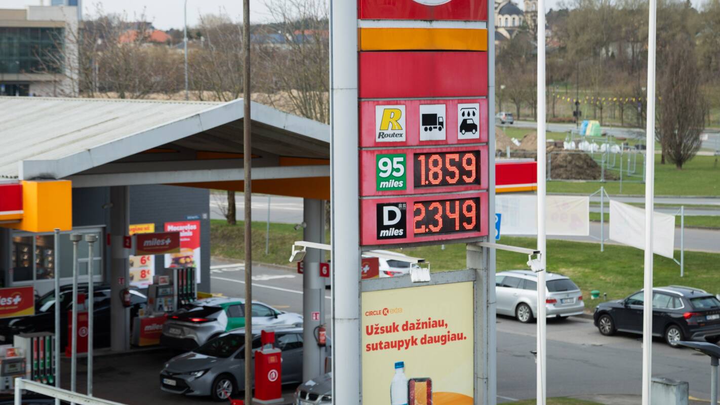 
<span>Paaiškino, kodėl degalinėse kainos beveik nesikeičia</span>
