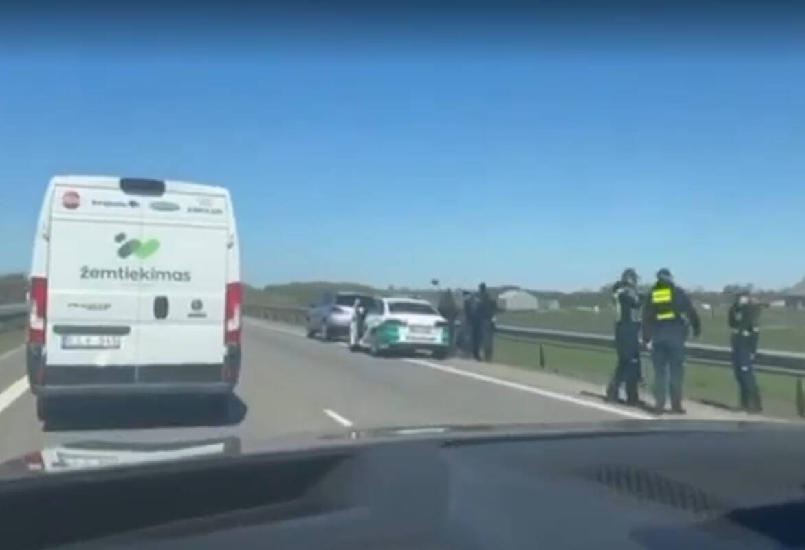 
<span>Kelyje „Via Baltica“ – vilkiko smūgis į policijos automobilį</span>
