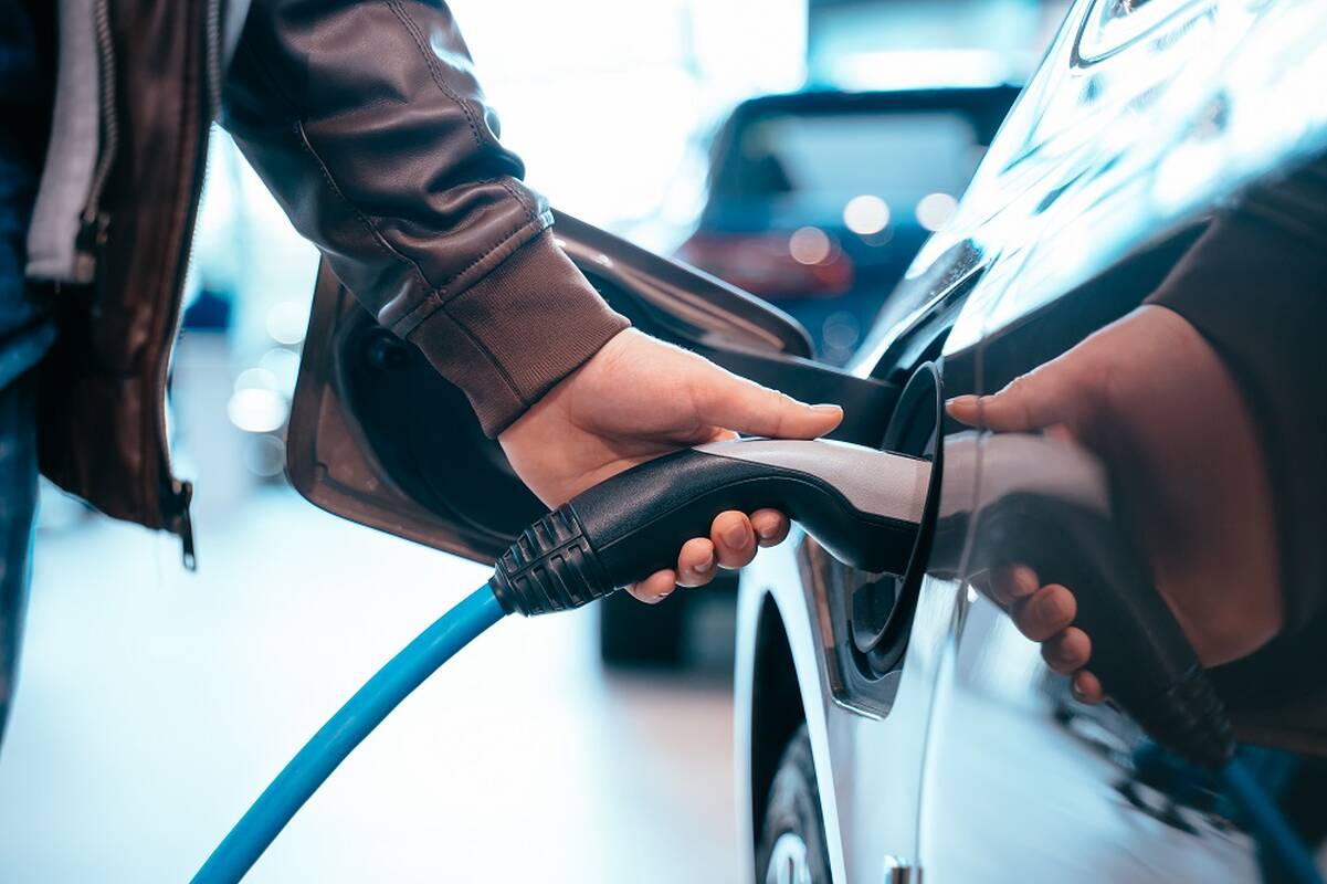 
<span>Dėl šoktelėjusių degalų kainų – elektromobilių bumas</span>

