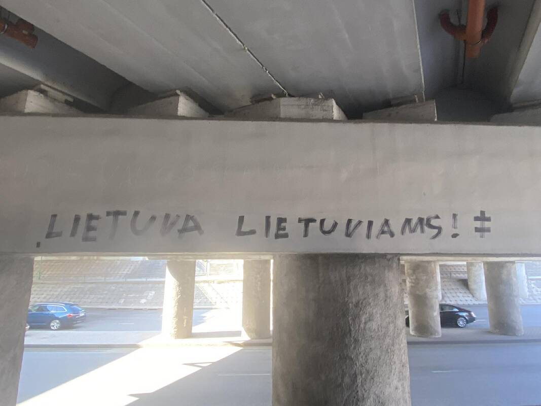 Pokyčiai: Klaipėdoje situacija dėl grafičių nesikeičia – daugėja ne tik piešinių, bet ir provokuojančių tekstų.