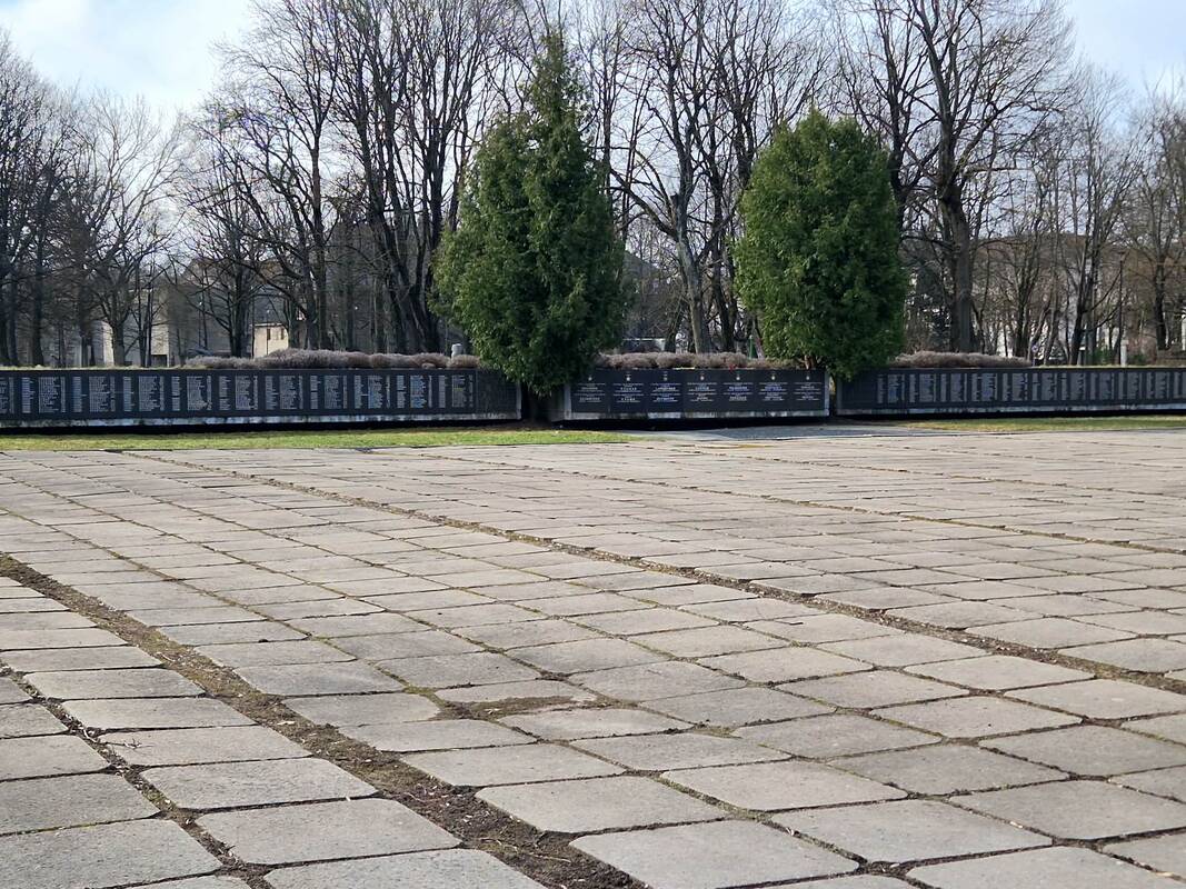 Laukimas: mažai tikėtina, kad karių kapinėse šiemet prasidėtų planuojami pokyčiai.