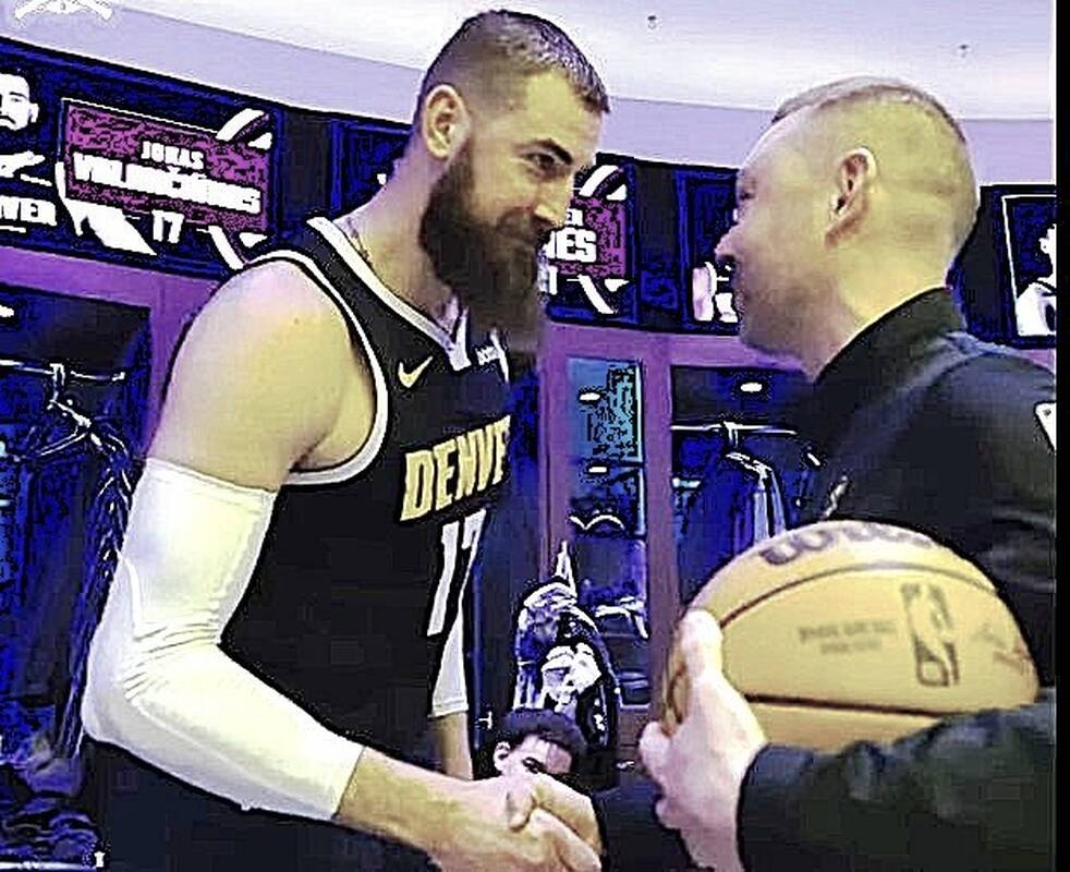 Pasveikino: J. Valančiūnui jo tūkstantųjų NBA rungtynių kamuolį įteikė „Nuggets“ strategas D. Adelmanas.