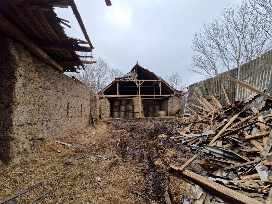 Žala: vasario mėnesį gausus sniegas sulaužė seno pastato stogą.