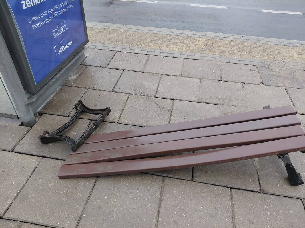 Netvarka: prie Mainų stotelės esantis suoliukas suniokotas taip, kad juo nebeįmanoma naudotis.