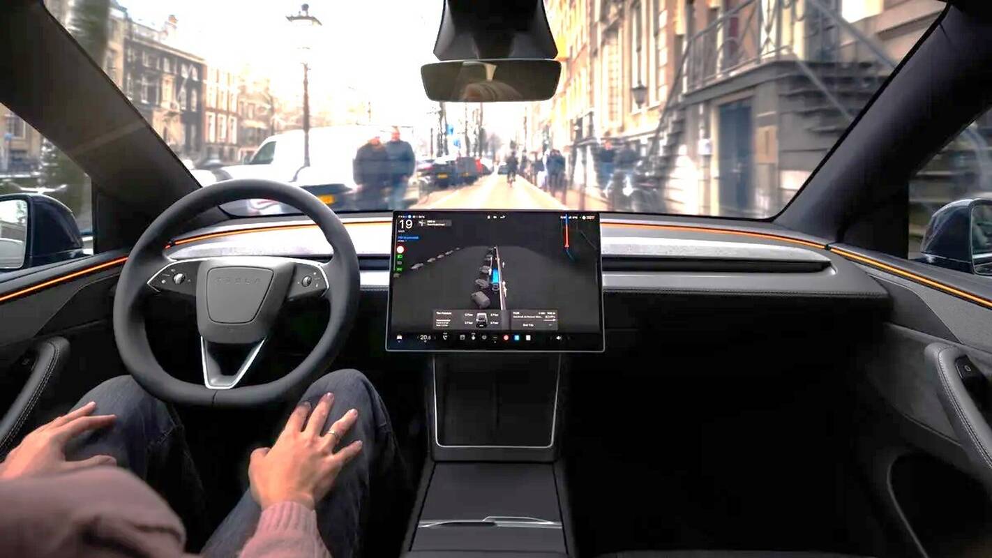 Technologija: automobilis su „FSD Supervised“ nėra savarankiškai važiuojantis – tai vairuotojo pagalbos sistema.