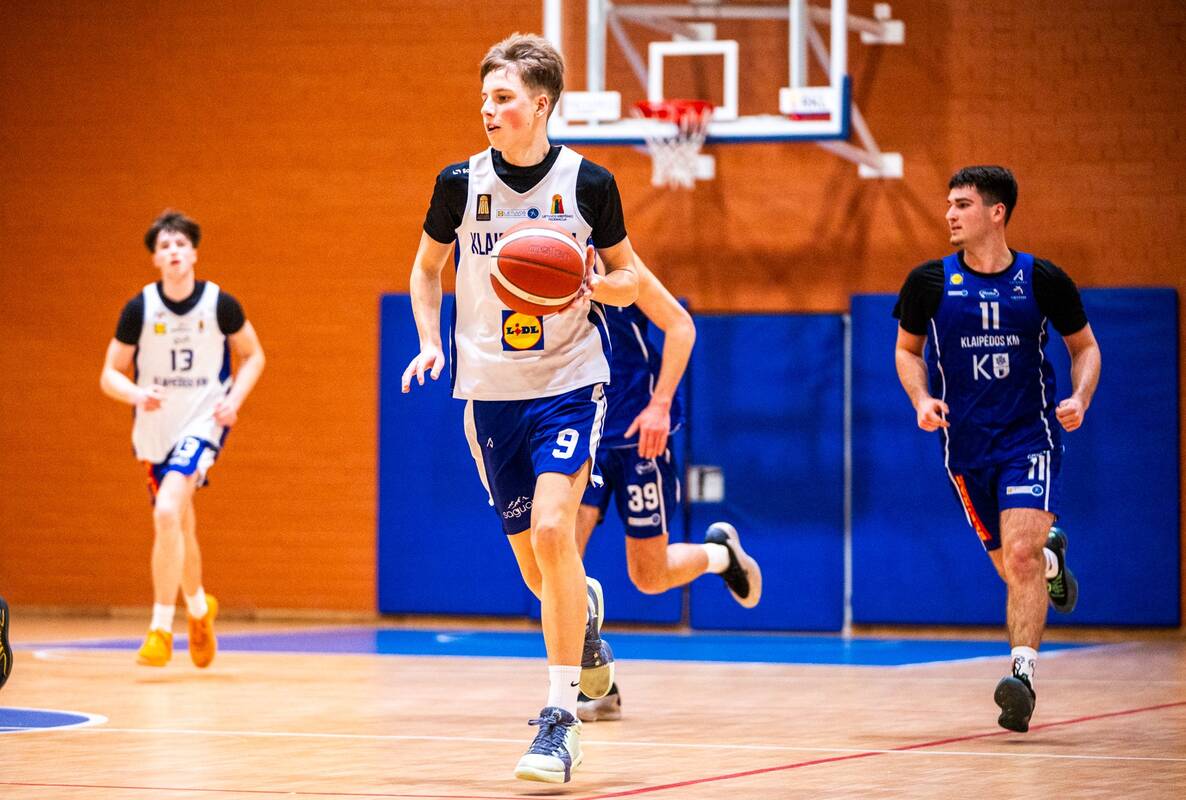 Varžovai: „KKM-Redo“ krepšininkai (baltos spalvos marškinėliai) po mačo su „KKM-KU“ komanda žengė tvirtą žingsnį finalo link.