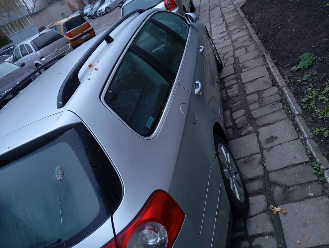 Nemalonu: klaipėdietis užfiksavo prie Debreceno g. 56-ojo namo pastatytą automobilį, kuris buvo apmėtytas maisto likučiais.