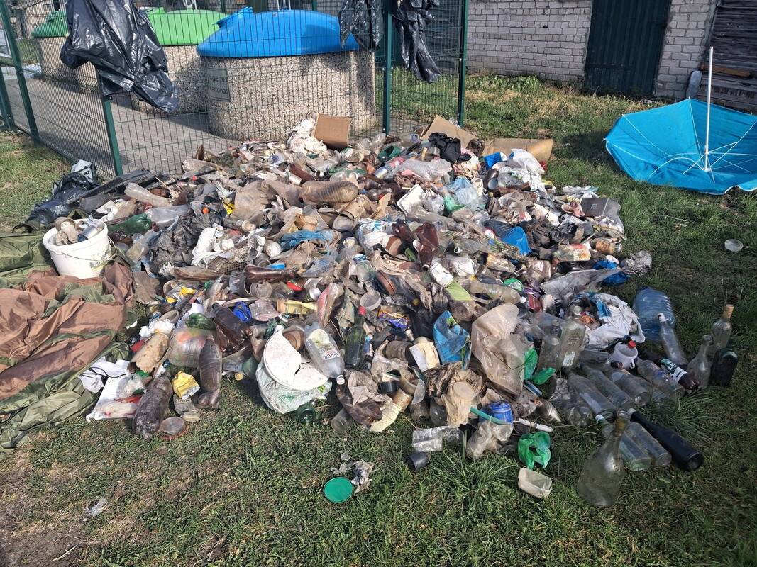 Talka: Rusnės gyventojai rinkdami šiukšles pakrantėse aptiko gausybę atliekų.