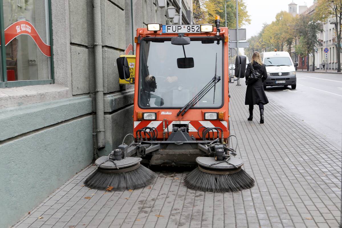 Suskaičiavo: miesto priežiūrai žiemą gatvėse buvo išbarstyta tūkstančiai tonų druskos ir žvyro, o pavasarį visa tai reikėjo sušluoti ir išvalyti.