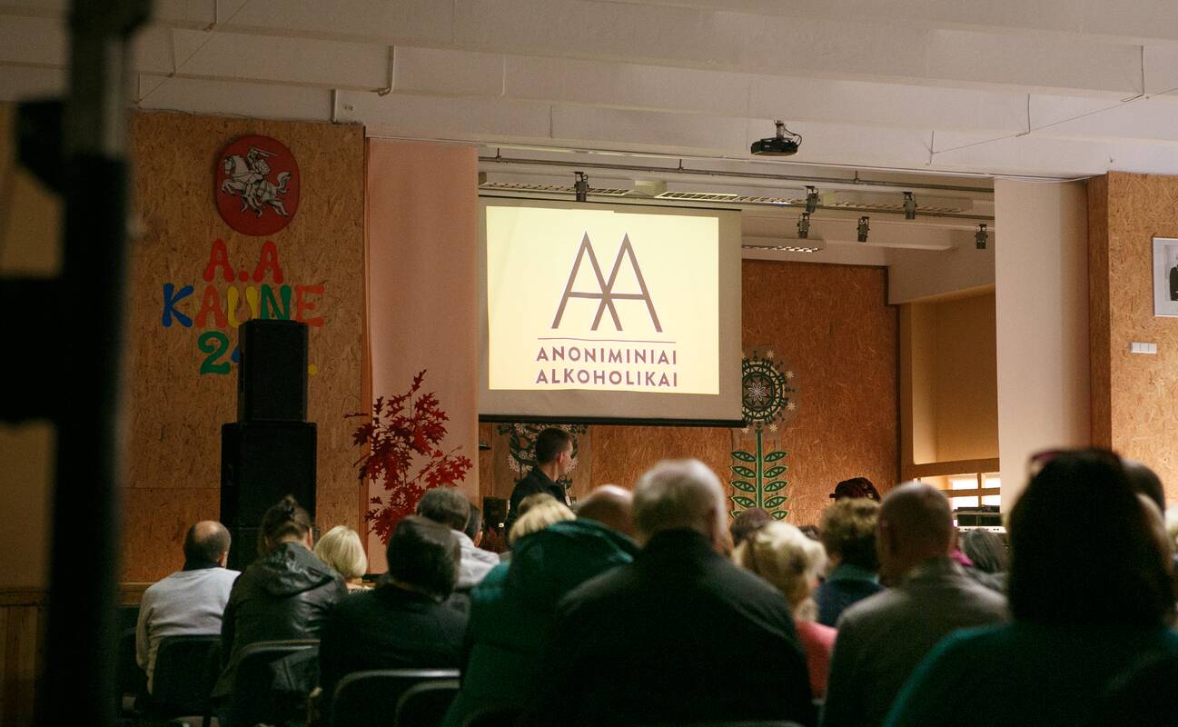 Svarbu: vienintelė sąlyga būti draugijos nariu – noras mesti gerti. Anoniminiai alkoholikai nemoka nei stojamojo, nei nario mokesčių.