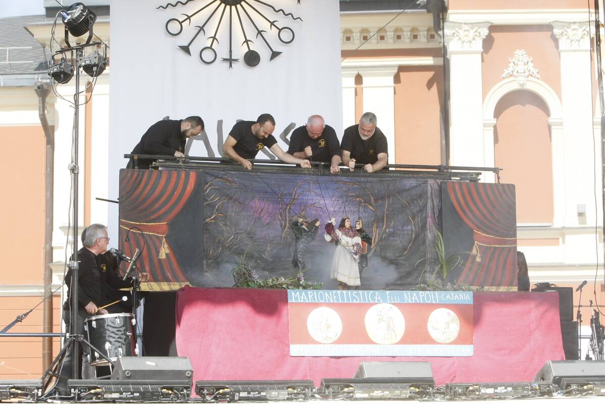 Vilionė: 2019 m. klaipėdiečiai traukė į Teatro aikštę stebėti italų marionečių teatro spektaklių.