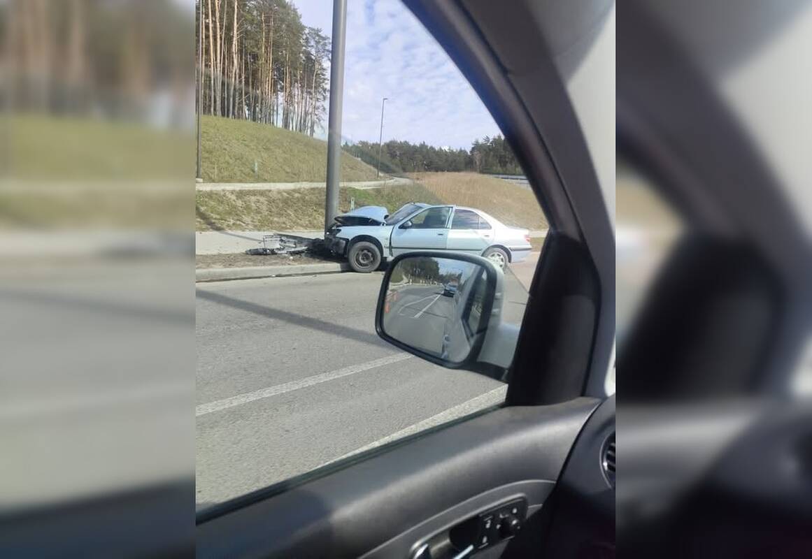 
<span>Netoli Kauno marių – „Peugeot“ smūgis į stulpą: neblaivus vairuotojas perduotas medikams</span>

