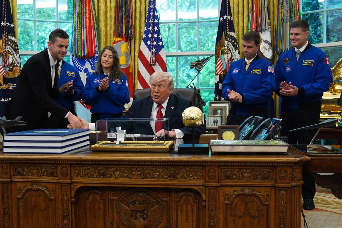 
<span>Trumpas Baltuosiuose rūmuose priėmė „Artemis“ misijos astronautus</span>

