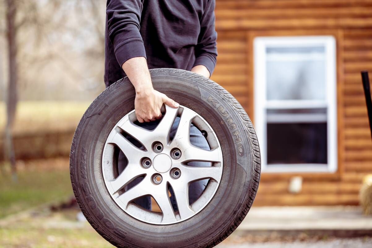 
<span>Lietuvoje vėl leidžiama vairuoti automobilius su vasarinėmis padangomis</span>
