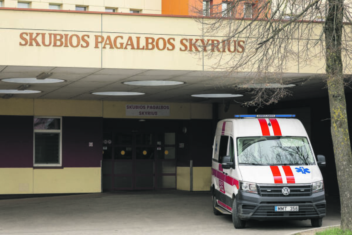 Nesuteikė: garbaus amžiaus pacientas GMP automobilyje LSMU Kauno ligoninės padalinio Hipodromo gatvės kieme, prie pat Skubios pagalbos skyriaus durų, iki jam konstatuojant mirtį praleido apie valandą.