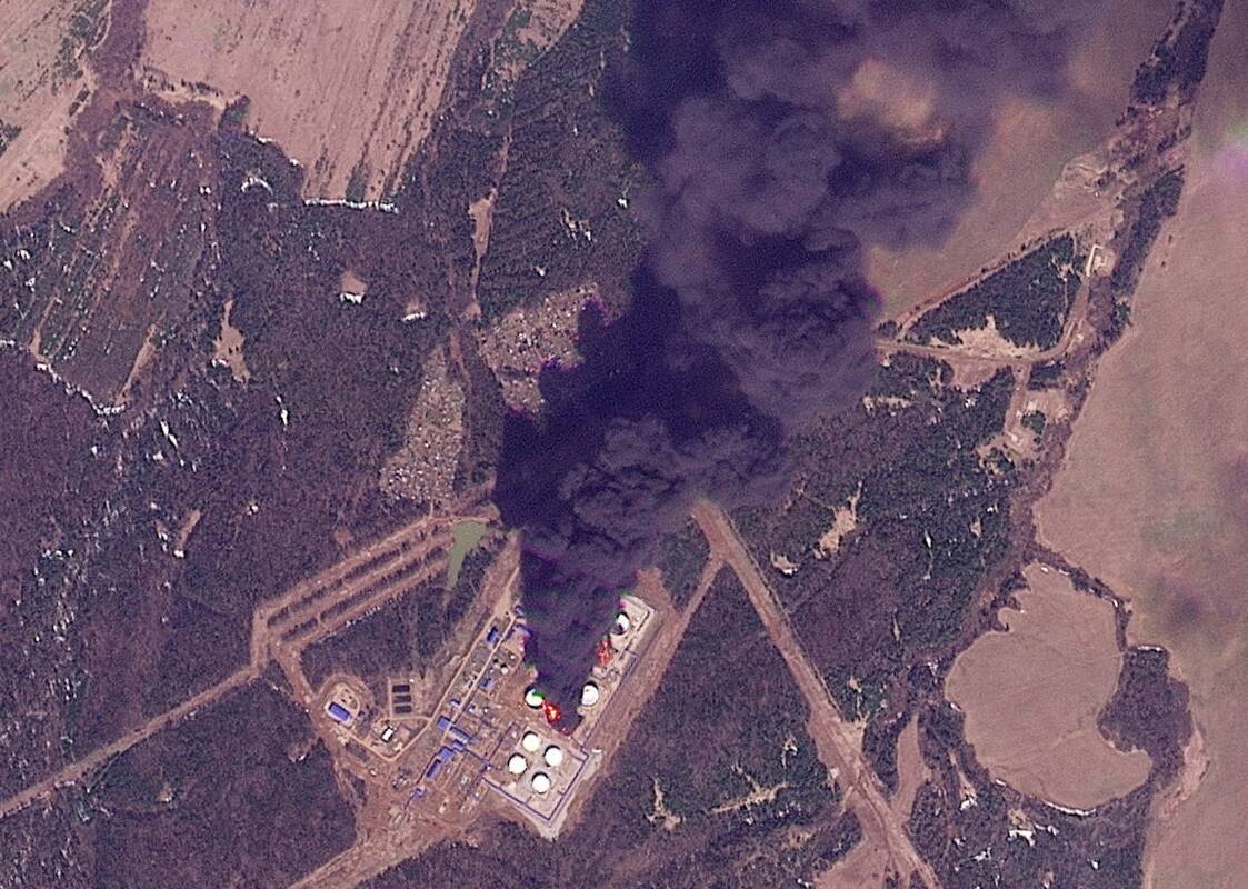 
<span>Ukrainos dronai antrą dieną iš eilės atakavo Permės naftos stotį</span>
