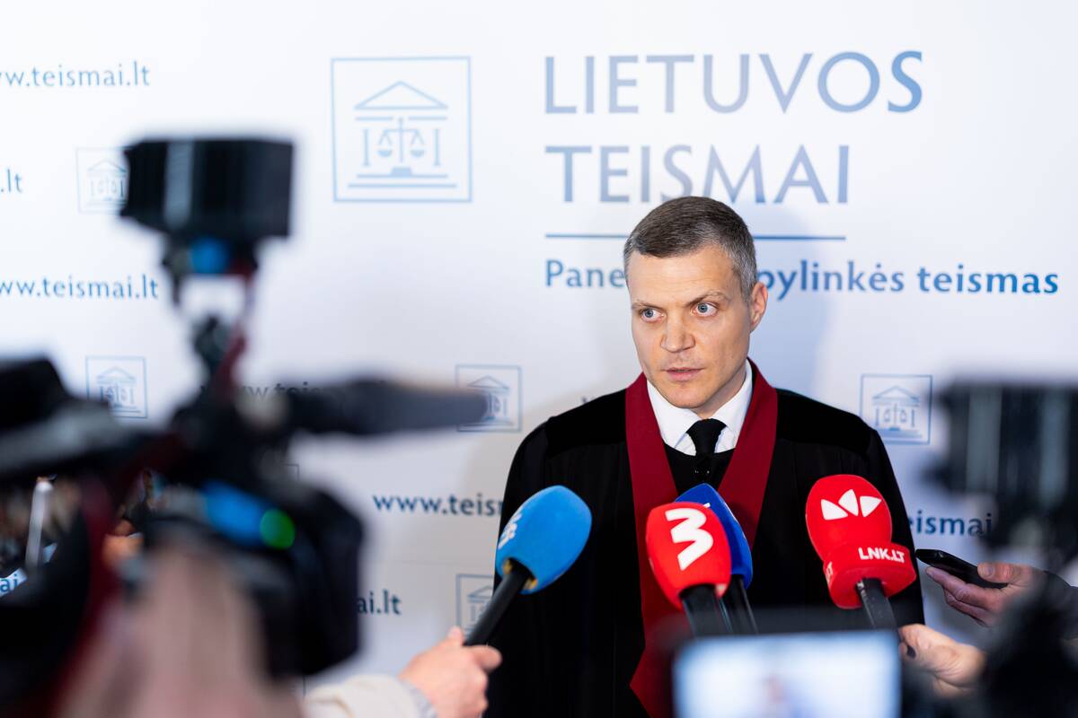 Į teismą atvestas vienas iš įtariamųjų paramediko nužudymo byloje