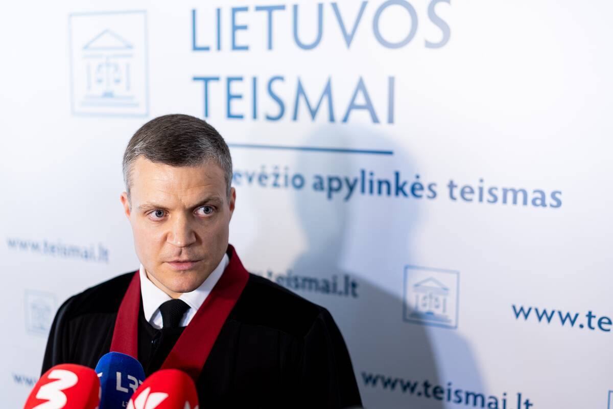 Į teismą atvestas vienas iš įtariamųjų paramediko nužudymo byloje