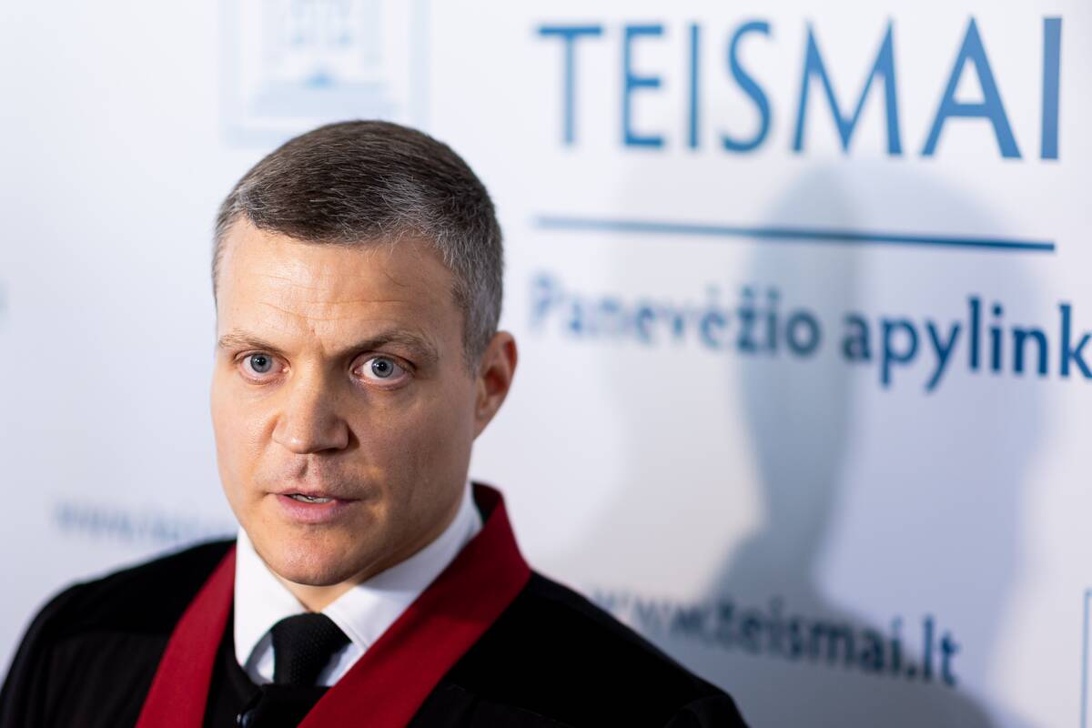 Į teismą atvestas vienas iš įtariamųjų paramediko nužudymo byloje