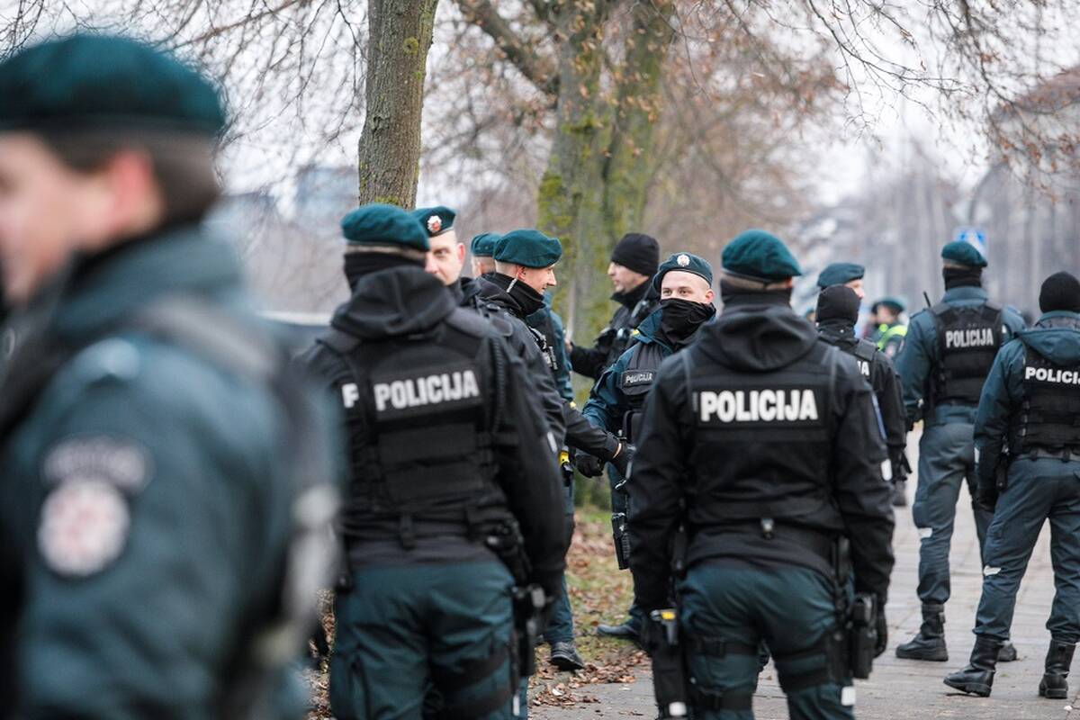 
<span>Ministras: pareigūnų algoms papildomai reikėtų 350 mln. eurų</span>
