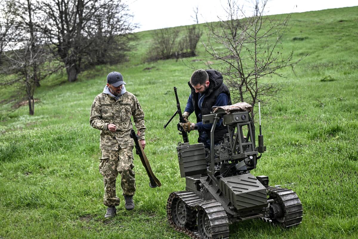 
<span>Ukrainos kariuomenė skelbia fronte surengusi per 100 atakų su robotais</span>
