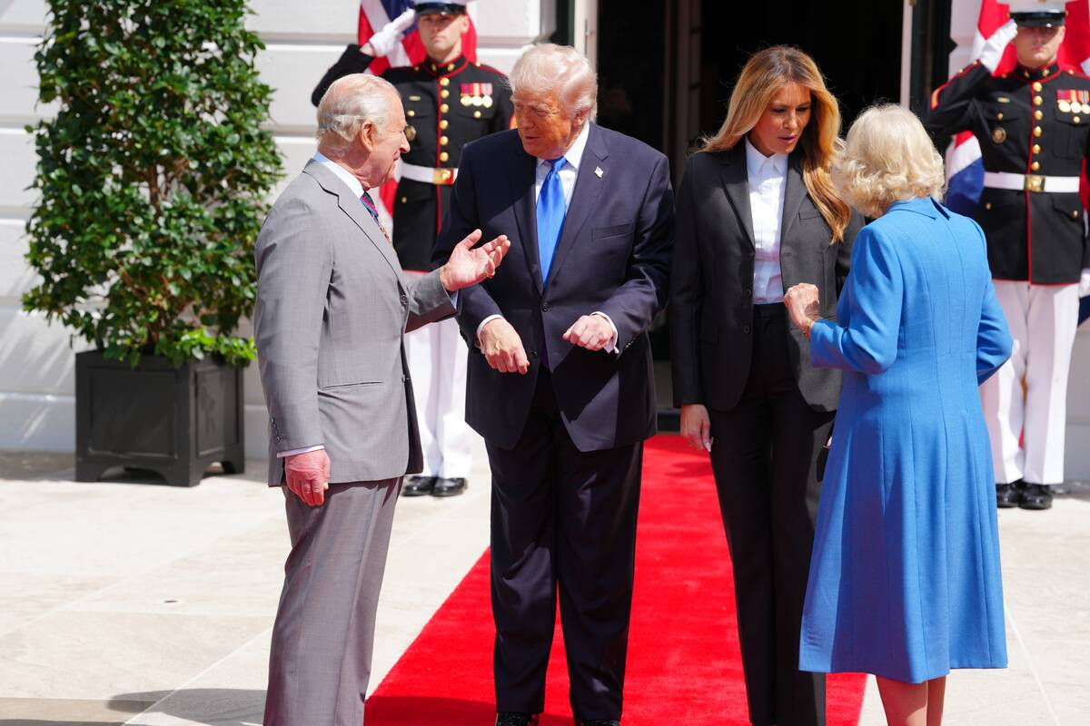 
<span>Donaldas Trumpas valstybinį vizitą baigiantį Charlesą III pavadino puikiausiu karaliumi</span>
