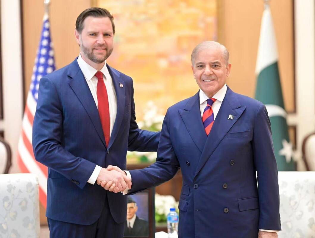 
<span>Baltieji rūmai: JAV, Pakistanas ir Iranas surengė trišales tiesiogines derybas</span>
