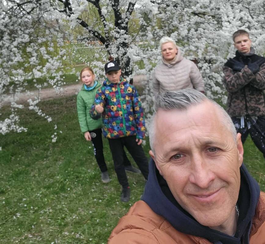Dalis: surinkti tokią gausią šeimą į vieną kadrą – tikras iššūkis. Tėvai pozuoja su jauniausiais Baladinskų šeimos nariais.