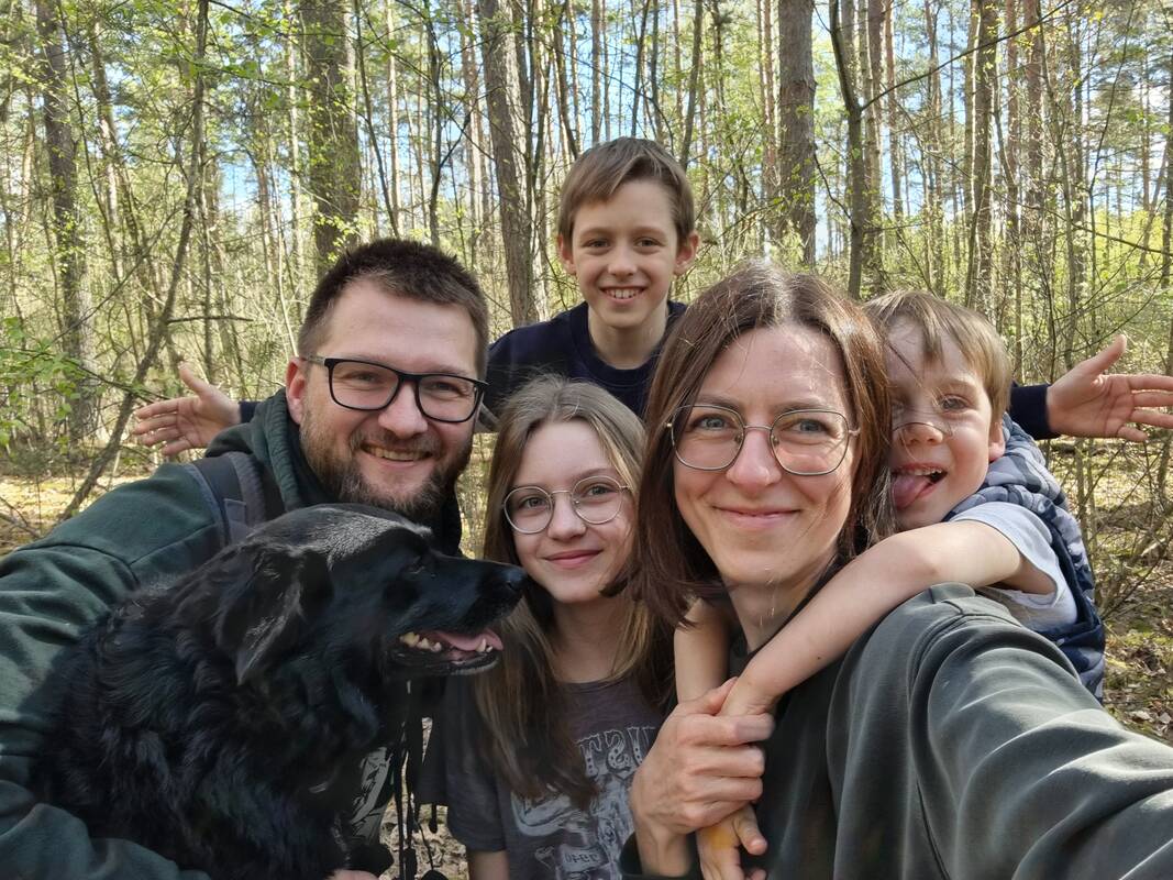 Smagiai: šiltas Vaičiulių šeimos „guzas“ – Justina ir Justas, jų vaikai Emilija, Ąžuolas, Benas, taip pat šuo Goja.