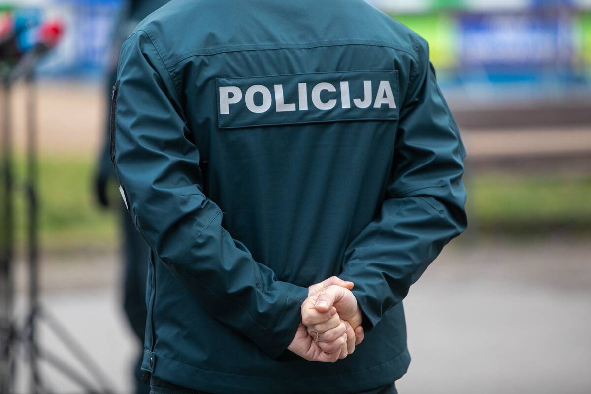 
<span>Prienuose neblaivus vyras policininkams pateikė neteisėtai laikytą ginklą</span>
