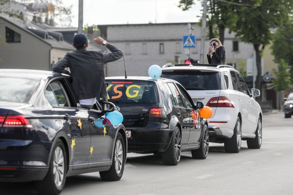 
<span>Lietuvoje prasideda Paskutinio skambučio šventė: mokyklas baigia apie 22 tūkst. abiturientų</span>
