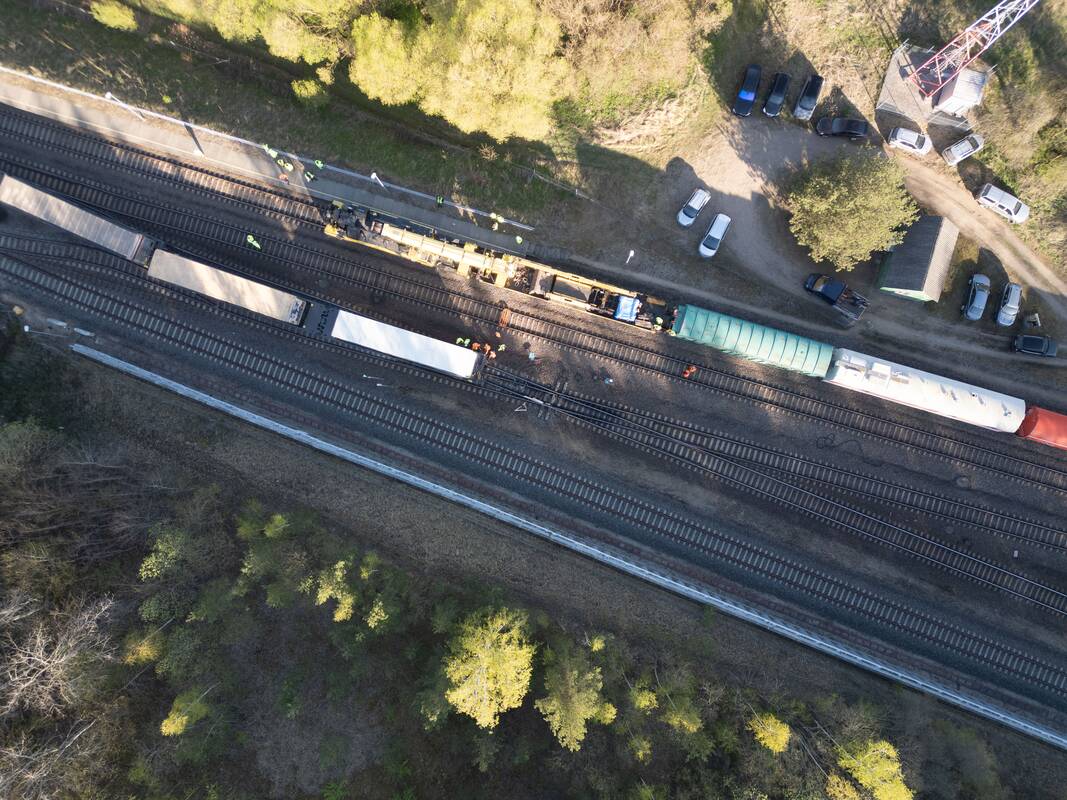 Jiesioje nuo bėgių nuriedėjo lokomotyvas ir keli vagonai
