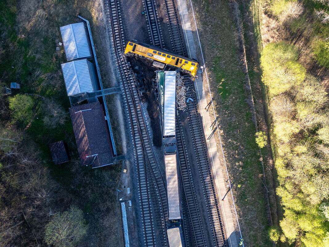Jiesioje nuo bėgių nuriedėjo lokomotyvas ir keli vagonai