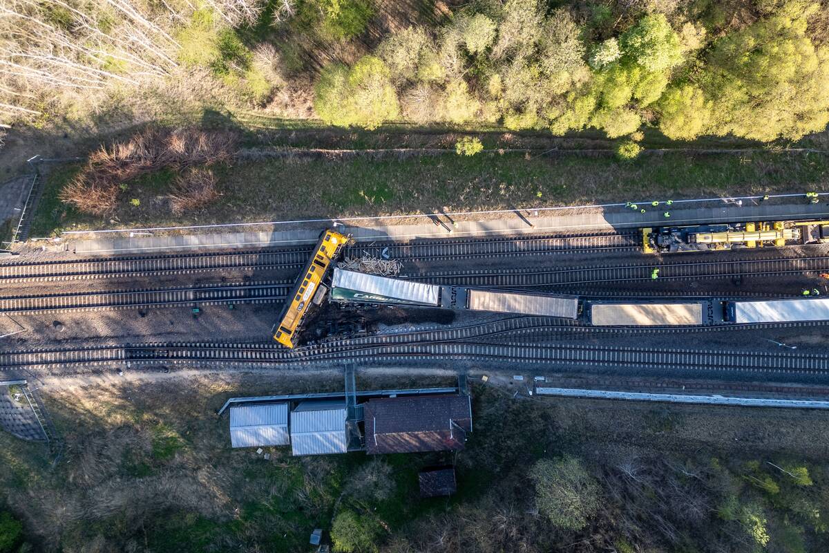 Jiesioje nuo bėgių nuriedėjo lokomotyvas ir keli vagonai