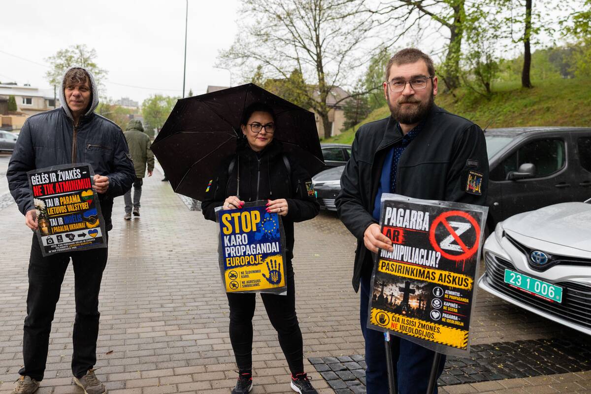 Besirenkantys Antakalnio kapinėse švenčia gegužės 9-tąją