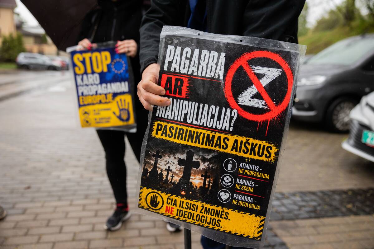 Besirenkantys Antakalnio kapinėse švenčia gegužės 9-tąją