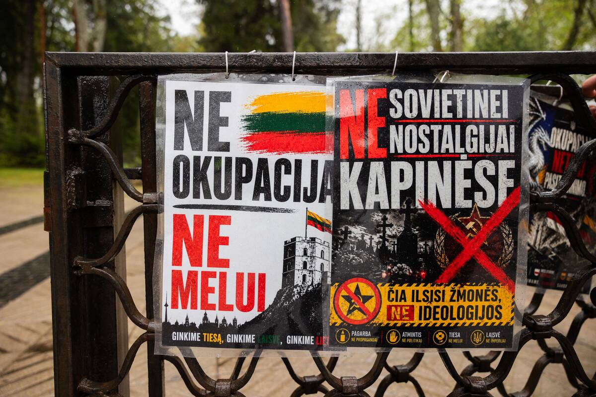 Besirenkantys Antakalnio kapinėse švenčia gegužės 9-tąją
