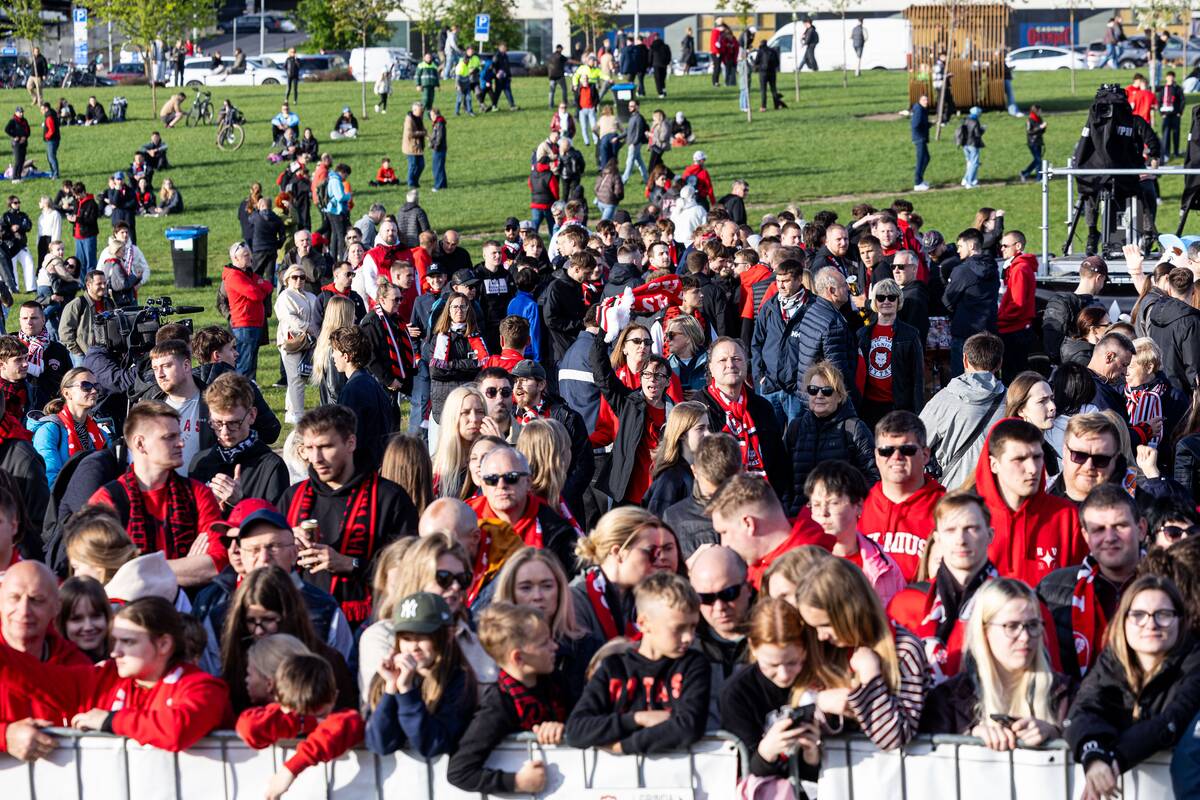 Fanai prie Baltojo tilto švenčia su čempionų titulą iškovojusiu Vilniaus „Rytu“