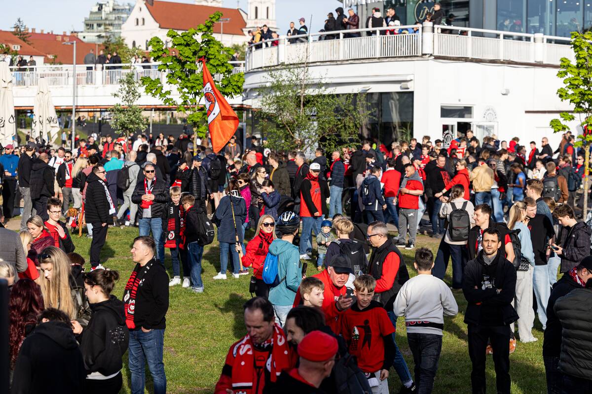 Fanai prie Baltojo tilto švenčia su čempionų titulą iškovojusiu Vilniaus „Rytu“