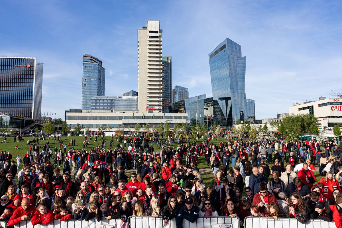 Fanai prie Baltojo tilto švenčia su čempionų titulą iškovojusiu Vilniaus „Rytu“