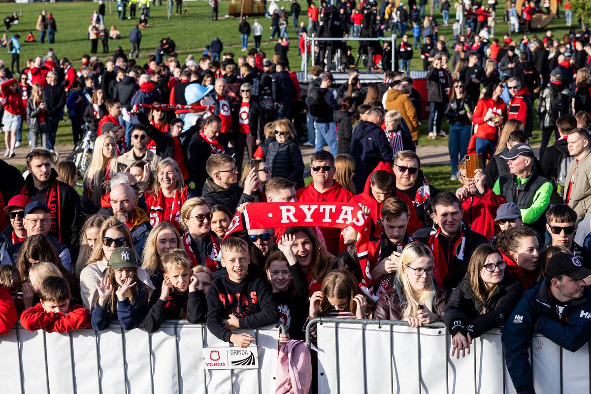 Fanai prie Baltojo tilto švenčia su čempionų titulą iškovojusiu Vilniaus „Rytu“