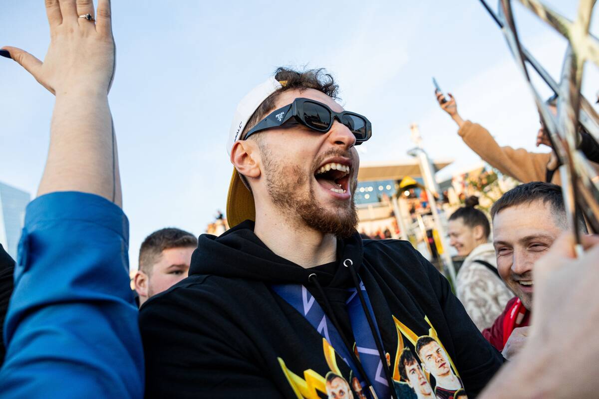 Fanai prie Baltojo tilto švenčia su čempionų titulą iškovojusiu Vilniaus „Rytu“