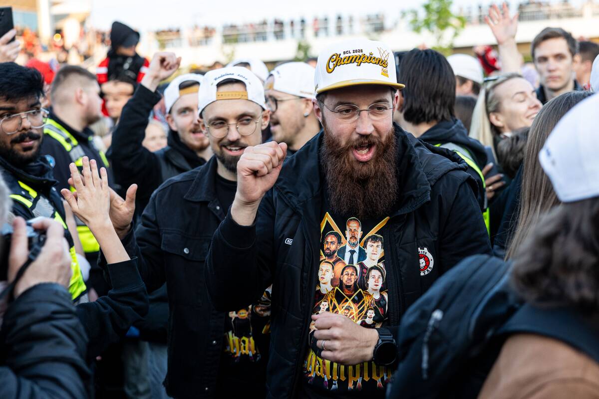 Fanai prie Baltojo tilto švenčia su čempionų titulą iškovojusiu Vilniaus „Rytu“