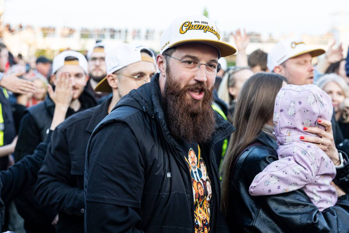 Fanai prie Baltojo tilto švenčia su čempionų titulą iškovojusiu Vilniaus „Rytu“