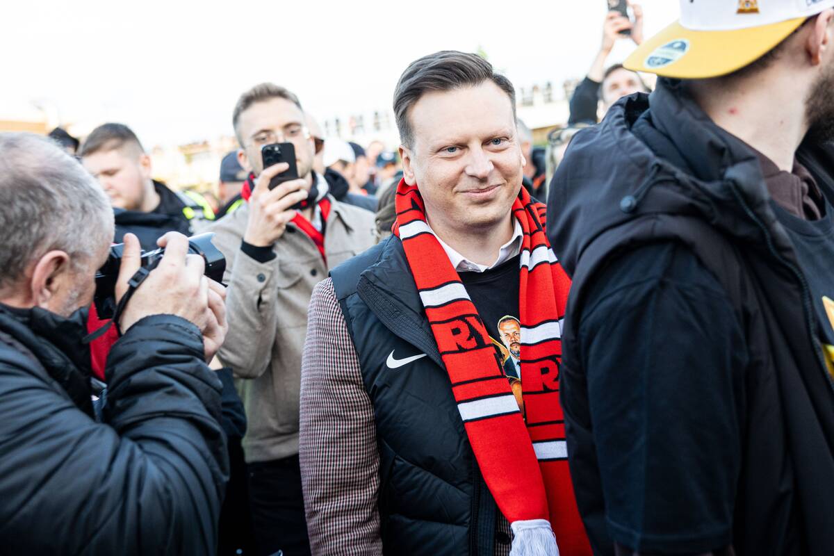 Fanai prie Baltojo tilto švenčia su čempionų titulą iškovojusiu Vilniaus „Rytu“